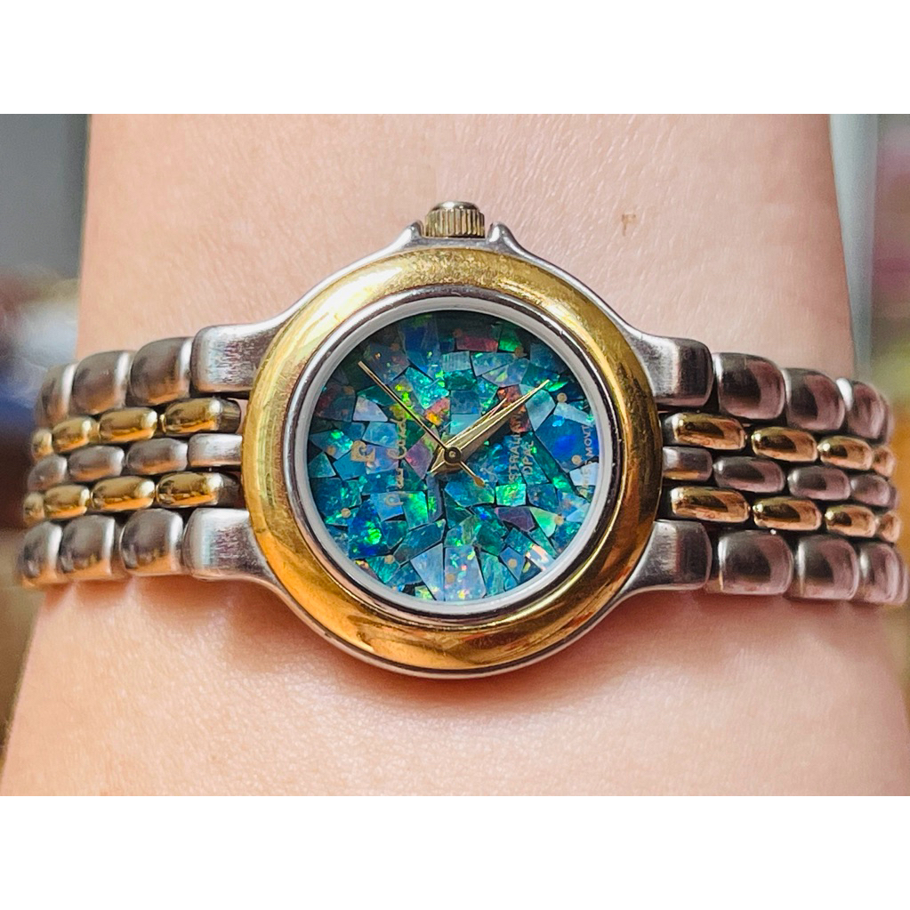 Đồng hồ hiệu Piere Cardin Thuỵ mặt full đá Opal siêu đẹp.