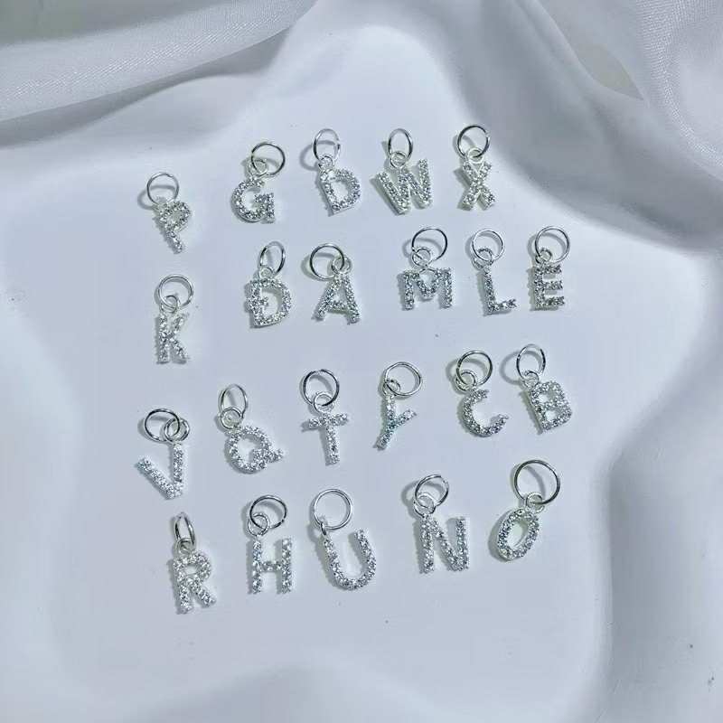 charm chữ cái chuẩn bạc ta