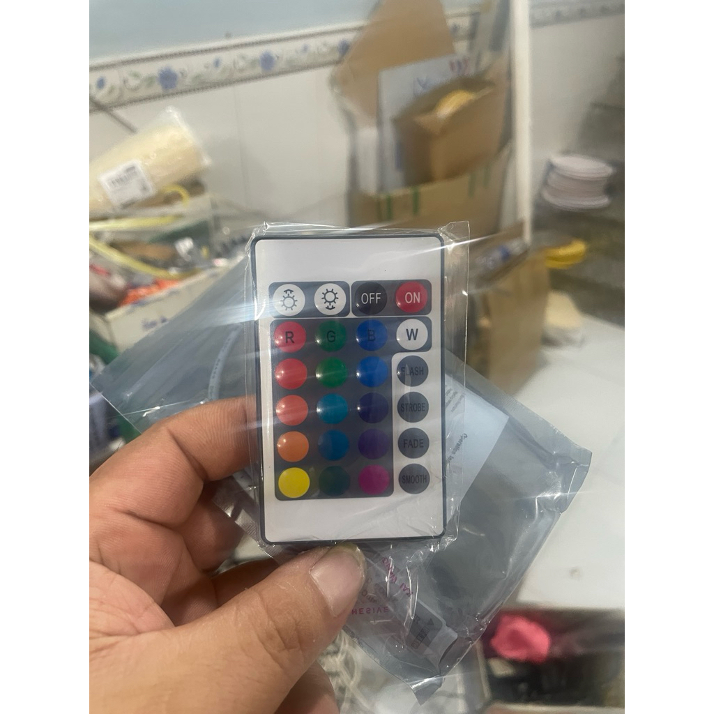 remote điều khiển LED RGB hồng ngoại – loại thường đi kèm với dây LED dán, đèn LED RGB hoặc một số s