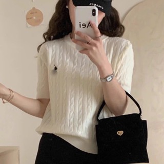 Áo Len Dệt Kim, Áo Cộc Len Vặn Thừng Cổ Tròn Tay Ngắn Dáng Ôm Vừa Người Phối Thêu Ngựa Ngực Phong Cách Hàn Quốc Tongkhom