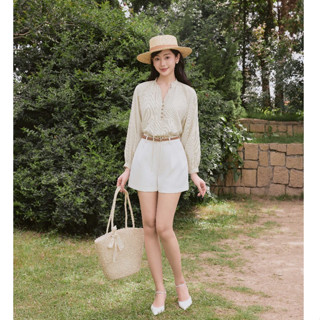 BEAUTEBYV - Áo nữ vai raglang Emma, Quần short nữ màu trắng Jaden