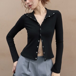 BUTTON TOP – Confi | Áo thun cotton form ôm, cổ sơ mi phối cúc bấm nhỏ xinh xắn