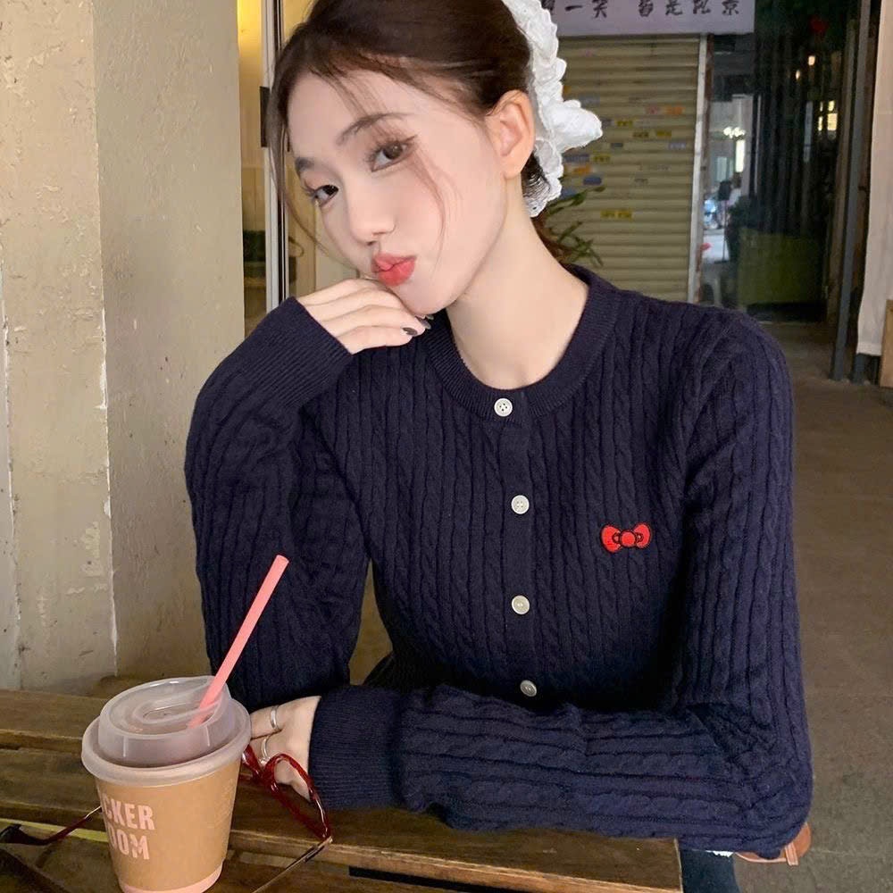 Áo len vặn thừng 𝒀𝑼𝑴𝑴𝒀 dáng ôm, Áo len cardigan viền xoè thêu logo kitty đỏ phong cách Hàn Quốc_AL28 | BigBuy360 - bigbuy360.vn