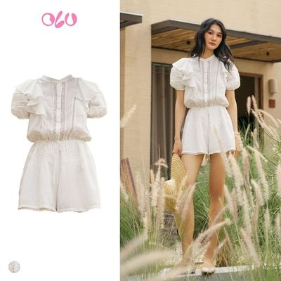 Jumpsuit OLV áo liền quần tay phồng phối ren cổ trụ Kelsey cổ điển nhẹ nhàng phù hợp đi biển mùa hè