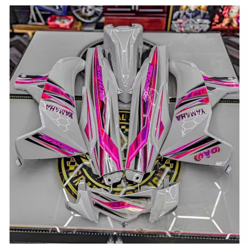 Dàn áo xe Sirius 110/50cc Trắng Tem Hồng - Nhựa ABS cao cấp