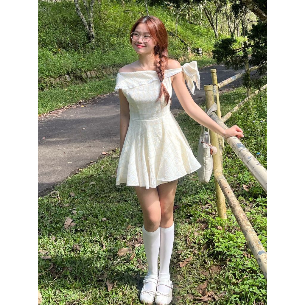 Đầm Nữ YENZY Leeds Sát Nách Lệch Vai Chất Liệu Tơ Xốp Caro Vàng