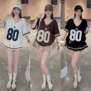  Set váy thời trang Nữ áo thun gân tay ngắn viền cổ V in số cá tính mix váy mini xếp ly đều đặn phối viền nổi bật 