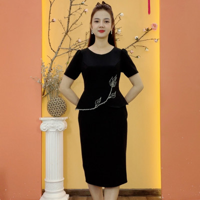 Đầm body trung niên cho mẹ - Cổ tròn tay ngắn kết cườm - Đen - TTV1914