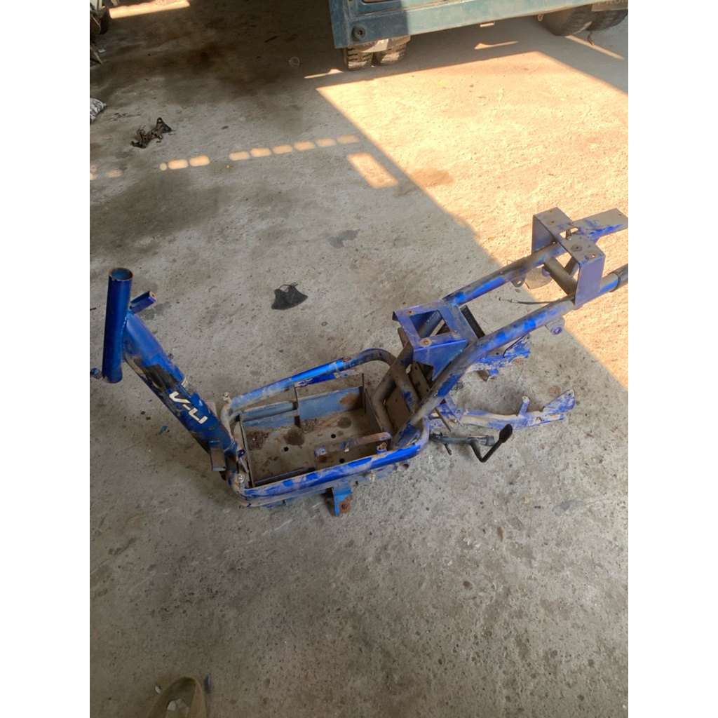 Khung sườn xe điện Xmen  loại 2 thụt sẵn càng ( gắp ) cũ hàng zin tháo xe