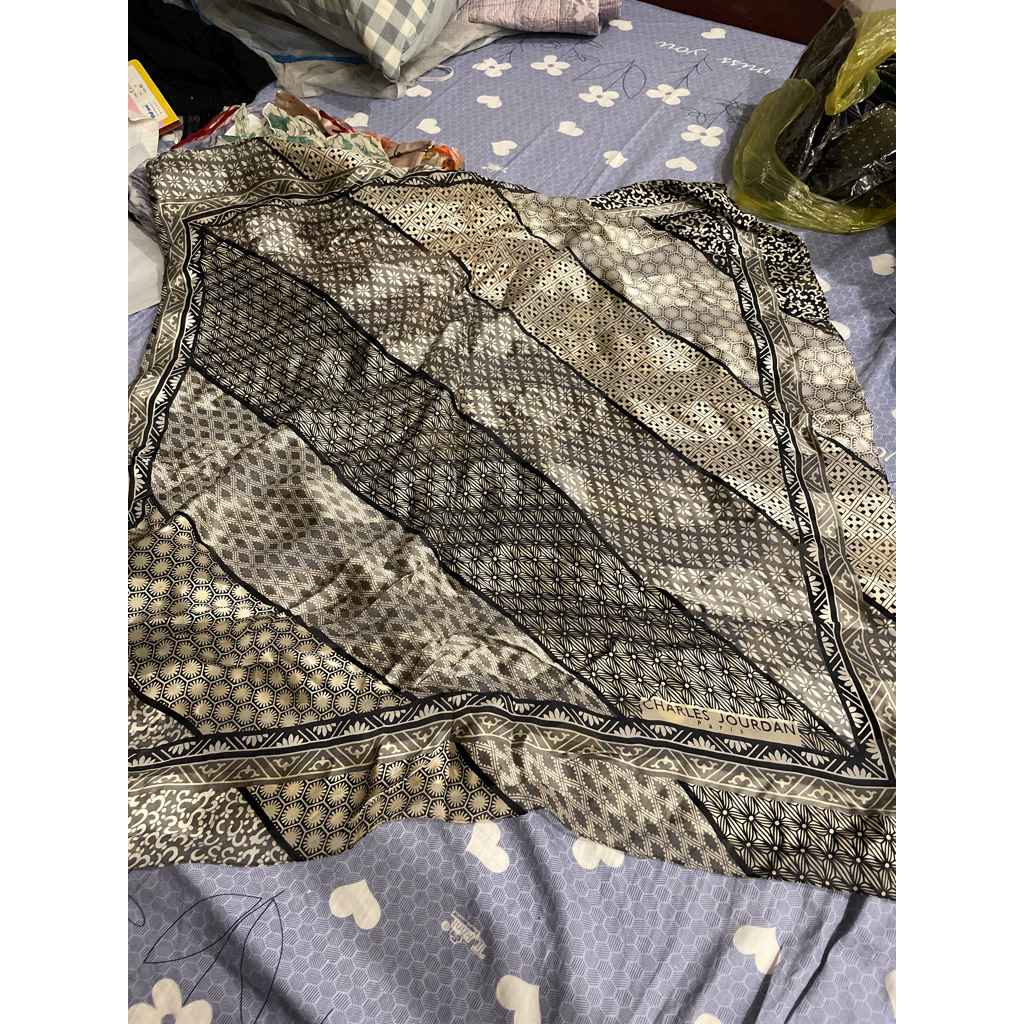 khăn lụa hiệu Charles Jourdan bản vuông