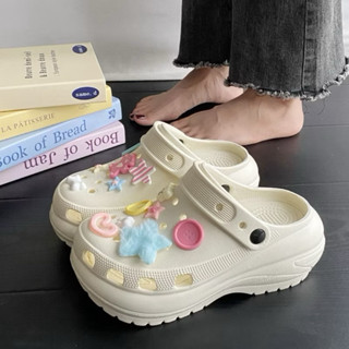  Dép sục nữ đế cao 7cm gắn kèm nhiều sticker dễ thương sục nữ tôn dáng chất liệu mềm êm nhẹ 