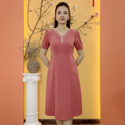 Đầm suông trung niên cho mẹ - Cổ tim kết cườm ngọc tay ngắn - Hồng gỗ - TTV1959