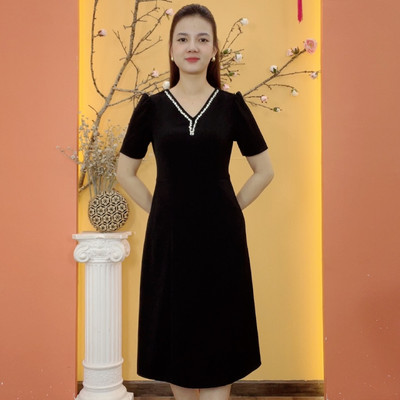 Đầm suông trung niên cho mẹ - Cổ tim kết cườm ngọc tay ngắn - Đen - TTV1959