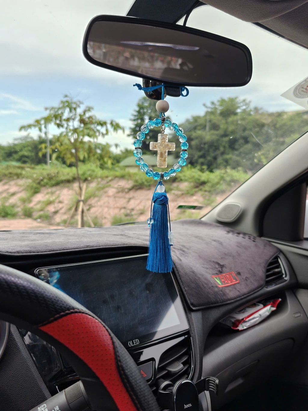 Vòng dây treo xe ô tô pha lê hình Thánh Giá
