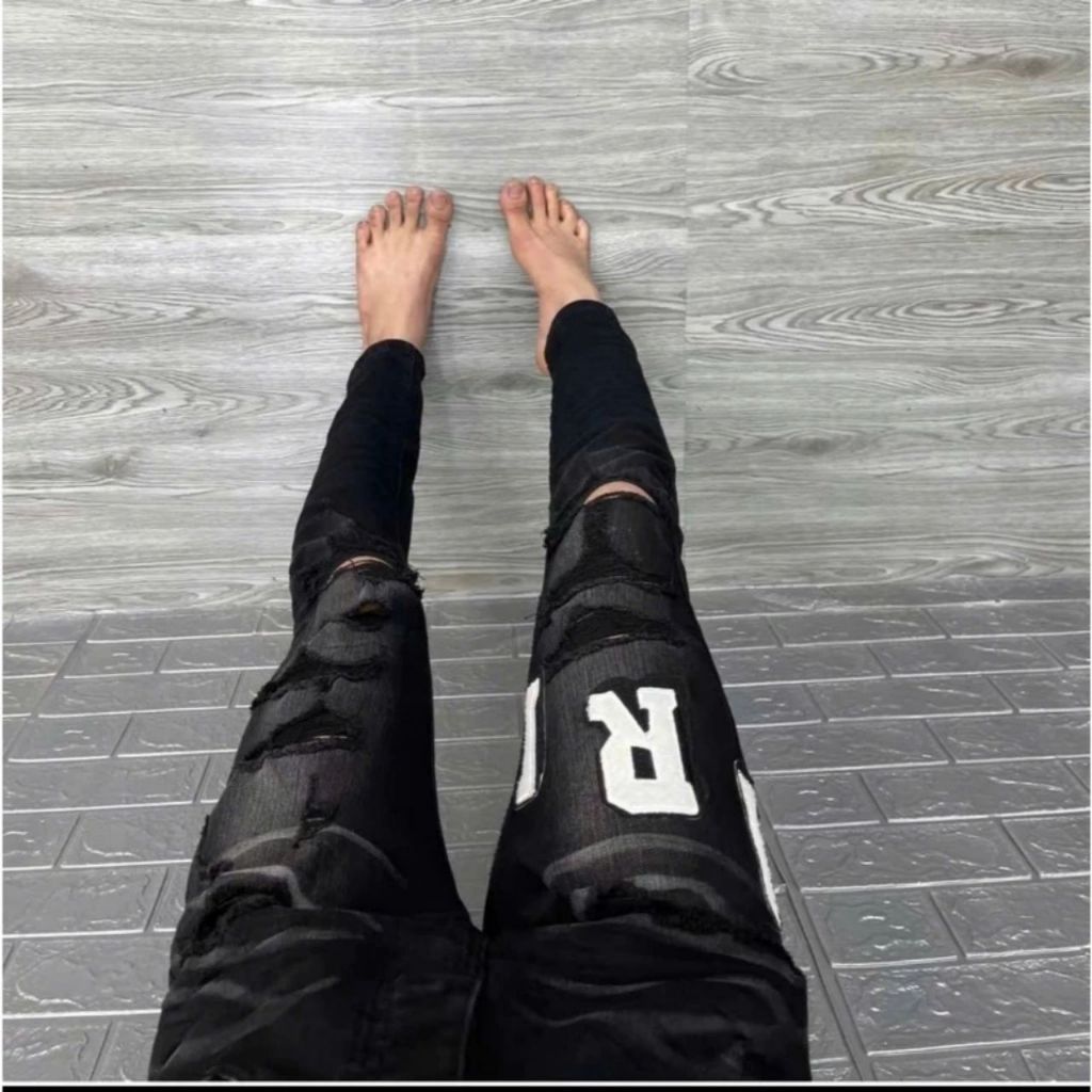 Quần jean amiri rách xước , jean thêu chữ Amiri trắng bự vải dày co dãn form dáng chuẩn đẹp