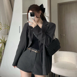 JENNYCLOSET ®”Meli Set” •Áo blazer basic from chuẩn + Quần giả chân váy dáng ngắn style công sở thanh lịch trẻ trung