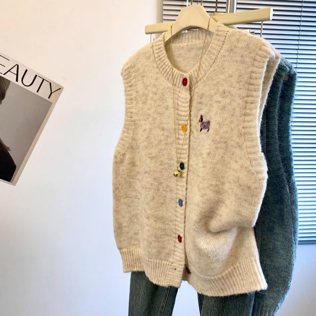 [SẴN] Áo gile len cổ tròn phối cúc nhiều màu xinh xắn, áo len nữ không tay họa tiết thêu basic - 083 | BigBuy360 - bigbuy360.vn