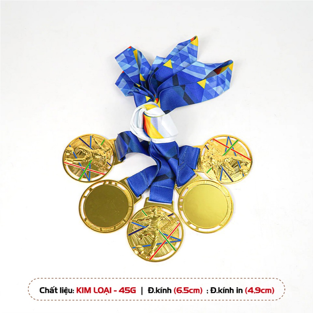 Huy chương iWin hình cầu thủ mới trao giải bóng đá