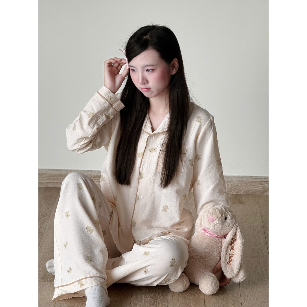 MB-SET-010 Maybee.Homedress Bộ Ngủ Dài Tay In Gấu Viền Né – Chất Đũi Mềm Mịn, Thanh Lịch, Thoải Mái | BigBuy360 - bigbuy360.vn