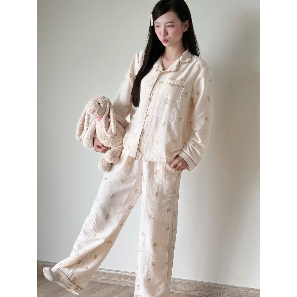 MB-SET-010 Maybee.Homedress Bộ Ngủ Dài Tay In Gấu Viền Né – Chất Đũi Mềm Mịn, Thanh Lịch, Thoải Mái | BigBuy360 - bigbuy360.vn