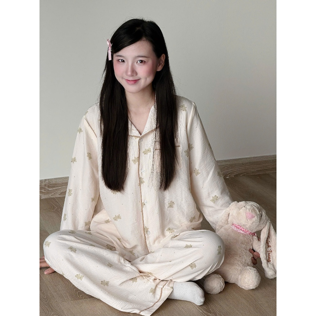 MB-SET-010 Maybee.Homedress Bộ Ngủ Dài Tay In Gấu Viền Né – Chất Đũi Mềm Mịn, Thanh Lịch, Thoải Mái | BigBuy360 - bigbuy360.vn