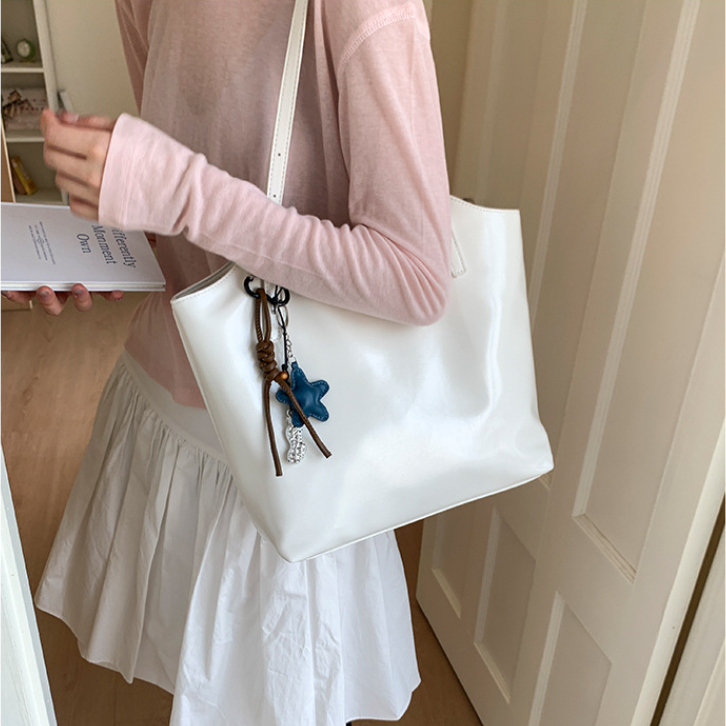 Túi xách nữ túi tote đeo vai da PU cao cấp mới Thời trang phong cách retro sức chứa lớn tối giản đa năng Có móc khóa
