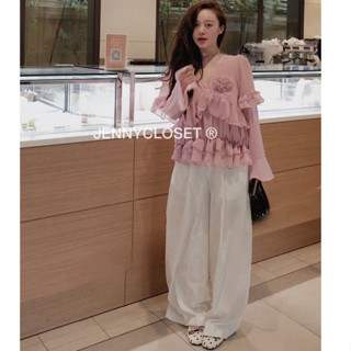  JENNYCLOSET ® “Joel Top”• Áo kiểu nữ cổ chữ V voan cát tay bèo đính hoa  kèm áo 2dây  Áo cách điệu bánh bèo xinh xắn 