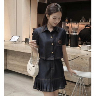 GERME Set đồ dạo phố Áo nữ Lexi Top dáng suông thêu logo ngực AVNH062505, Chân váy bò xếp ly Lexi trẻ trung VVNH062513