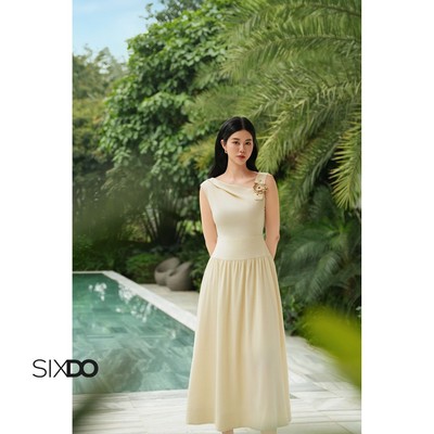 Đầm kem sát nách cổ lệch SIXDO (Cream Woven Flared Dress)