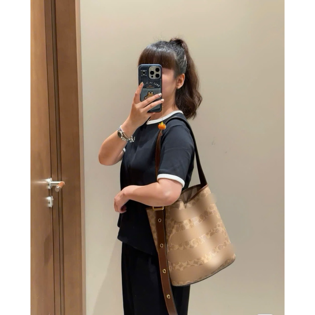 Túi bucket siêu to Bleecker Bucket Bag In Signature Canvas