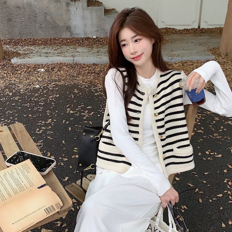 Áo khoác gile len nữ kẻ sọc đen trắng style vintage Hàn Quốc 24Feb.Studio KAH41