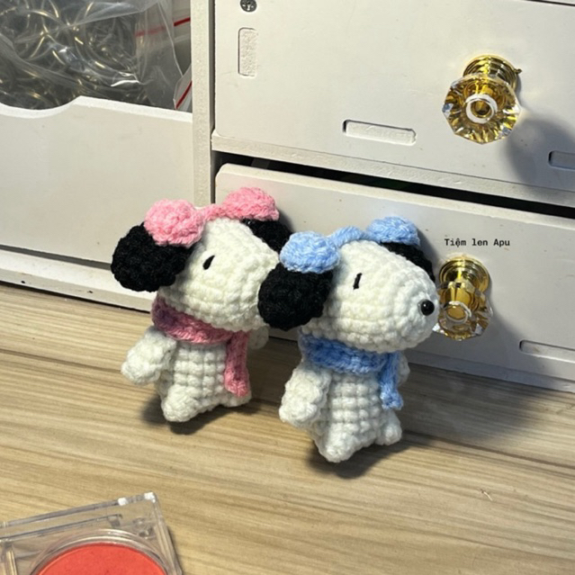 Móc khoá len snoopy mini , snoopy đeo tai nghe choàng khăn ( ảnh thật )