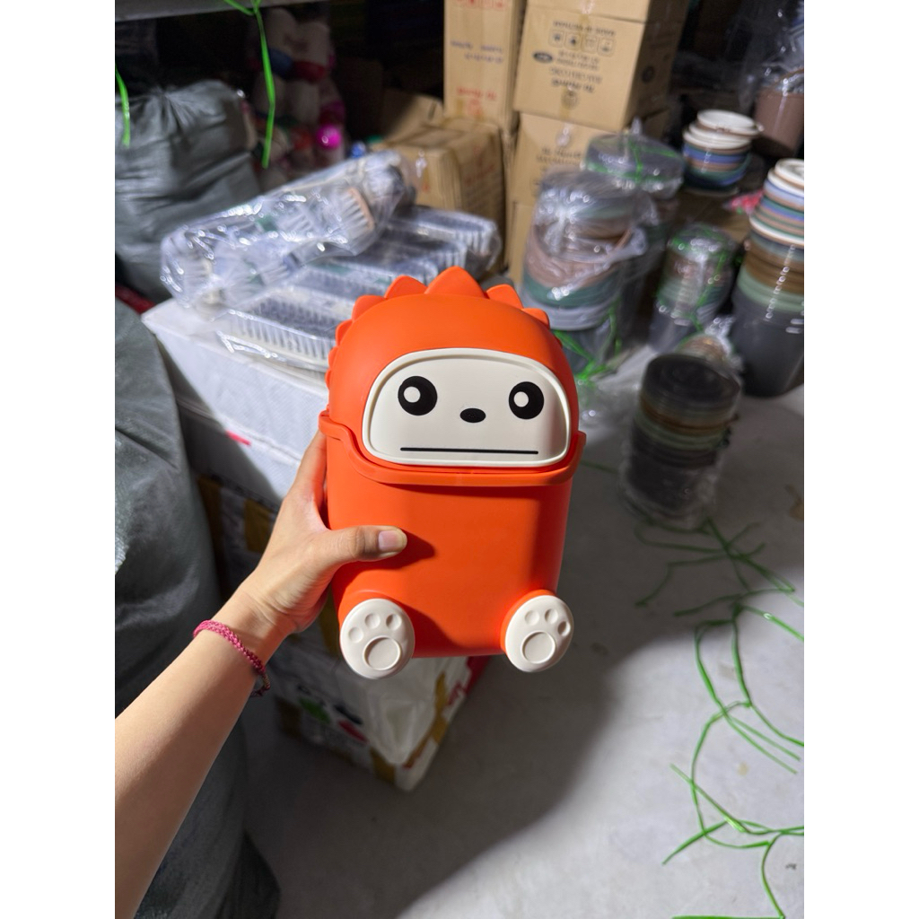 Thùng Đựng Rác Dino Vĩ Hưng Mini Có Nắp Đậy, Nhựa PP Cao Cấp | Dụng Cụ Vệ Sinh Bàn Học/Văn Phòng