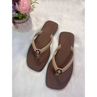  Dép kẹp nữ có gắn charm hoa xinh xắn thích hợp đi chơi dạo phố 