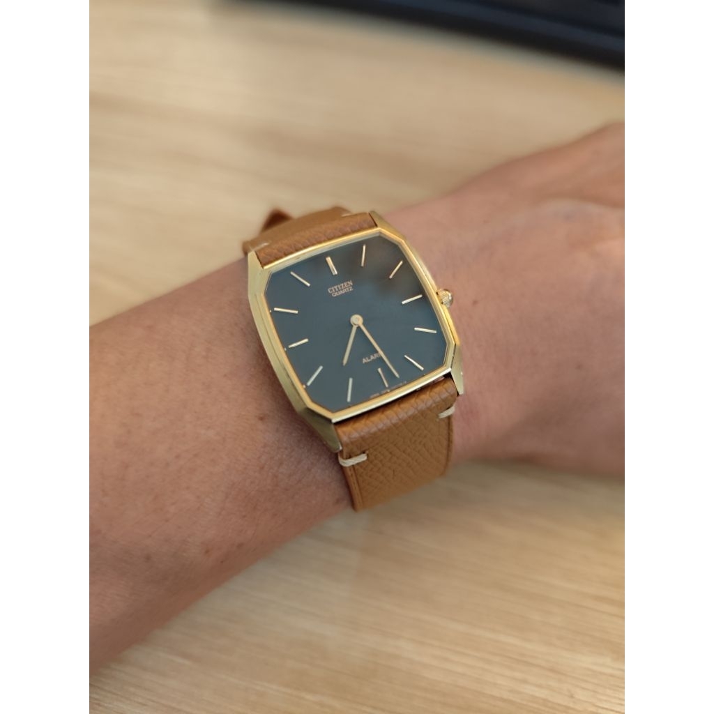 Đồng hồ nam tank Citizen, size 30x35, có chuông báo.