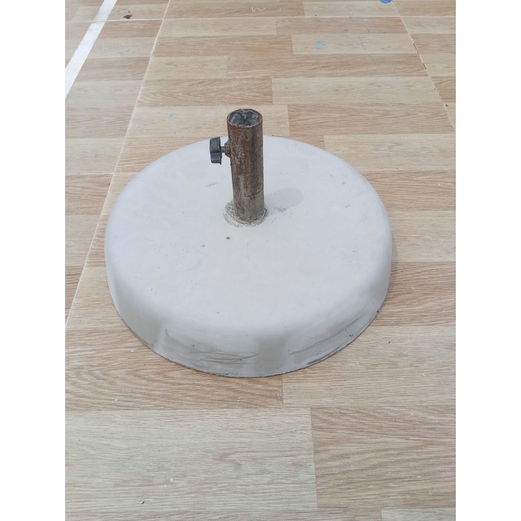 Đế ô dù, Đế dù chính tâm nặng 20kg. Bê tông cường độ cao M500, Bề mặt bê tông tự nhiên, láng, mịn cự