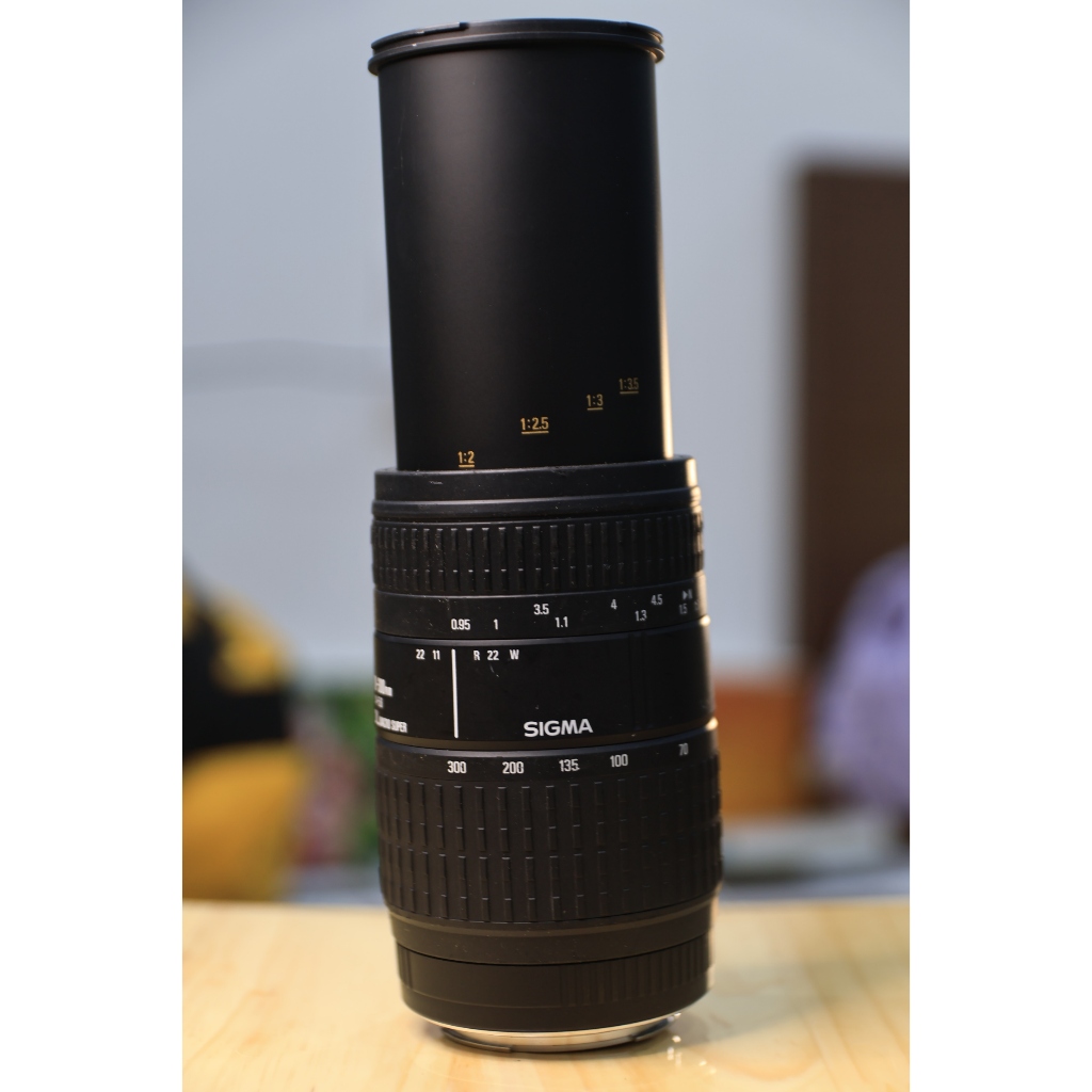 ống kính canon ef Sigma 70-300 macro (af chạy - kính đục mờ- không thể khép khẩu)Q