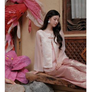 GERME Set cổ phục cách tân Hồng Vân Áo vải gấm sen cá (tặng dây treo tua rua) AVNH092503, Quần dài cap liền QVNT092502