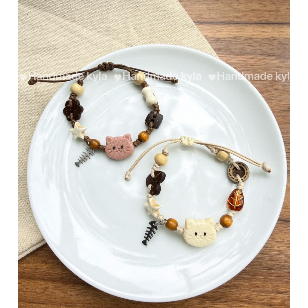 Vòng tay handmade mèo cá tính – mix charm cá xương và hạt gỗ