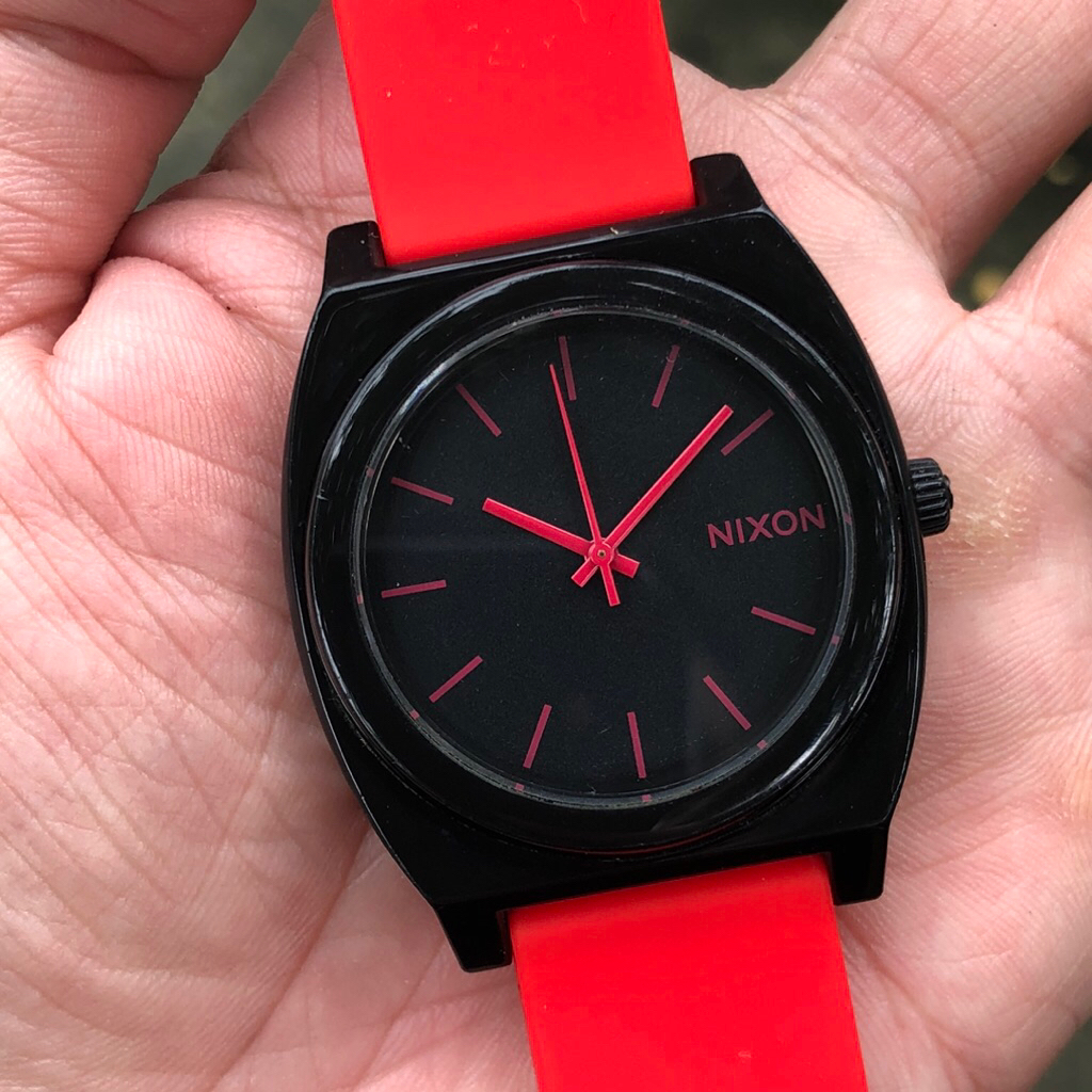 Đồng hồ Nam NIXON tông đỏ đen đẹp
