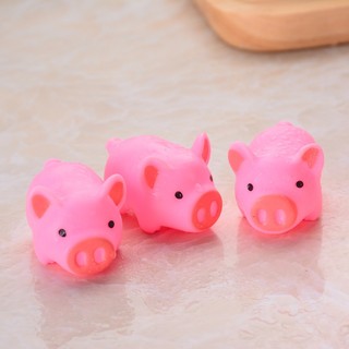 Đàn lợn 4 con ngộ nghĩnh thả bồn tắm cho bé, kêu chút chít