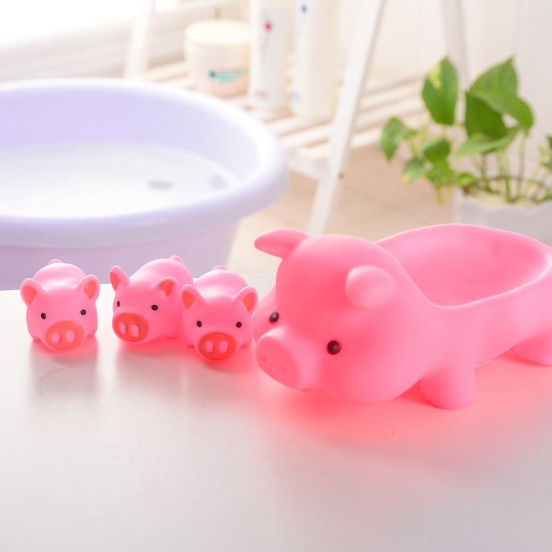 Đàn lợn 4 con ngộ nghĩnh thả bồn tắm cho bé, kêu chút chít