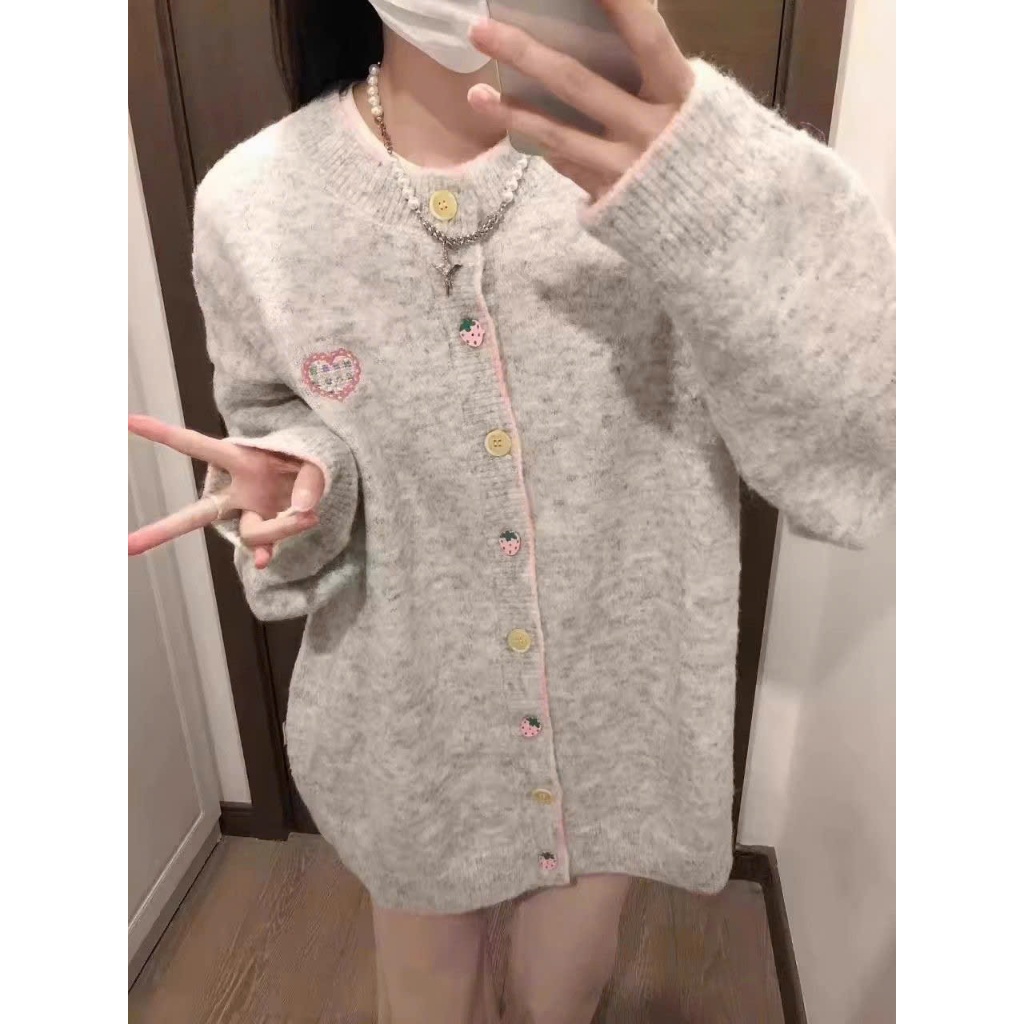 [ẢNH THẬT] Áo cardigan dệt kim 𝒀𝒖𝒎𝒎𝒚 cổ tròn, Áo cardigan len phối cúc hình dâu tây thêu logo AL31 | BigBuy360 - bigbuy360.vn