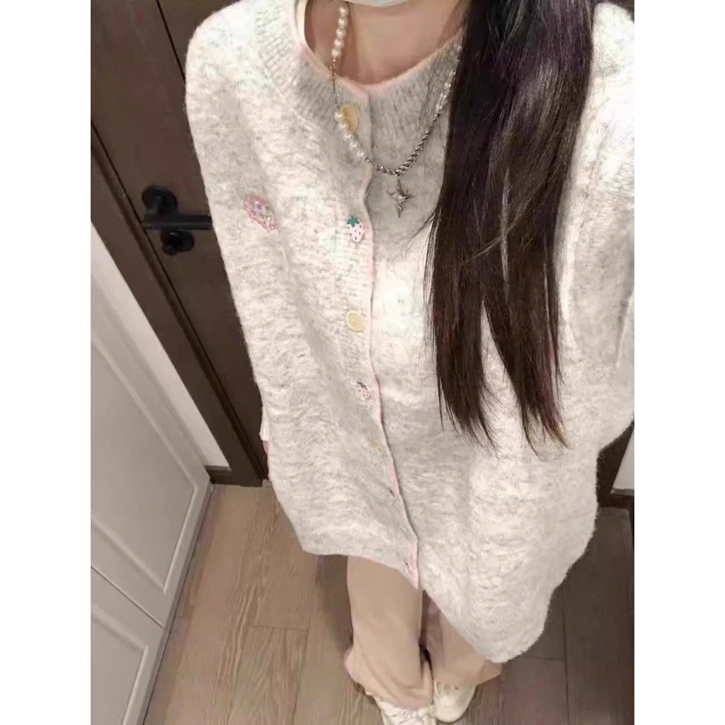 [ẢNH THẬT] Áo cardigan dệt kim 𝒀𝒖𝒎𝒎𝒚 cổ tròn, Áo cardigan len phối cúc hình dâu tây thêu logo AL31 | BigBuy360 - bigbuy360.vn