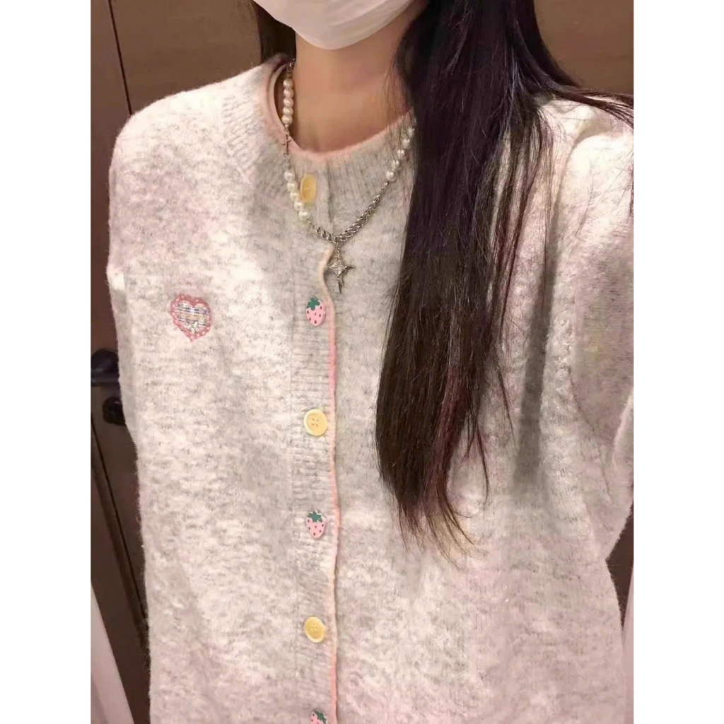 [ẢNH THẬT] Áo cardigan dệt kim 𝒀𝒖𝒎𝒎𝒚 cổ tròn, Áo cardigan len phối cúc hình dâu tây thêu logo AL31 | BigBuy360 - bigbuy360.vn