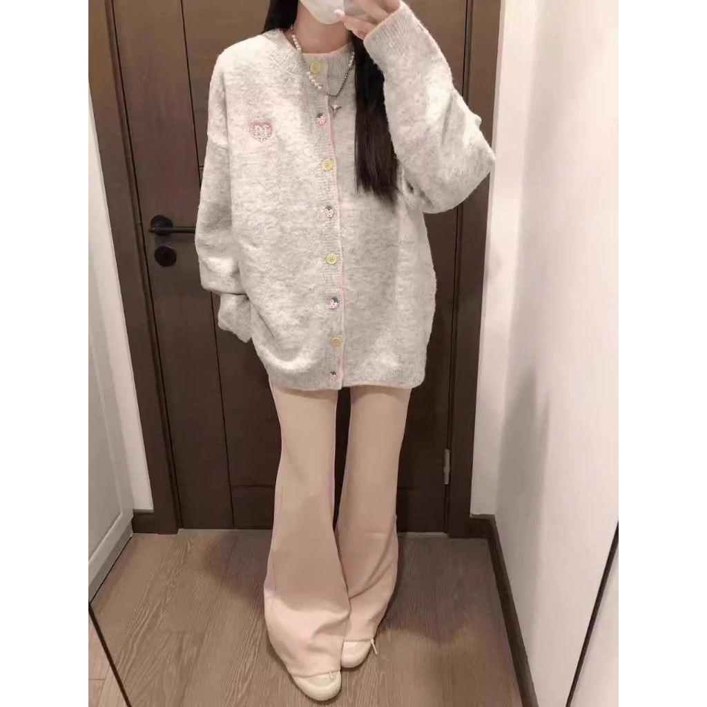 [ẢNH THẬT] Áo cardigan dệt kim 𝒀𝒖𝒎𝒎𝒚 cổ tròn, Áo cardigan len phối cúc hình dâu tây thêu logo AL31 | BigBuy360 - bigbuy360.vn