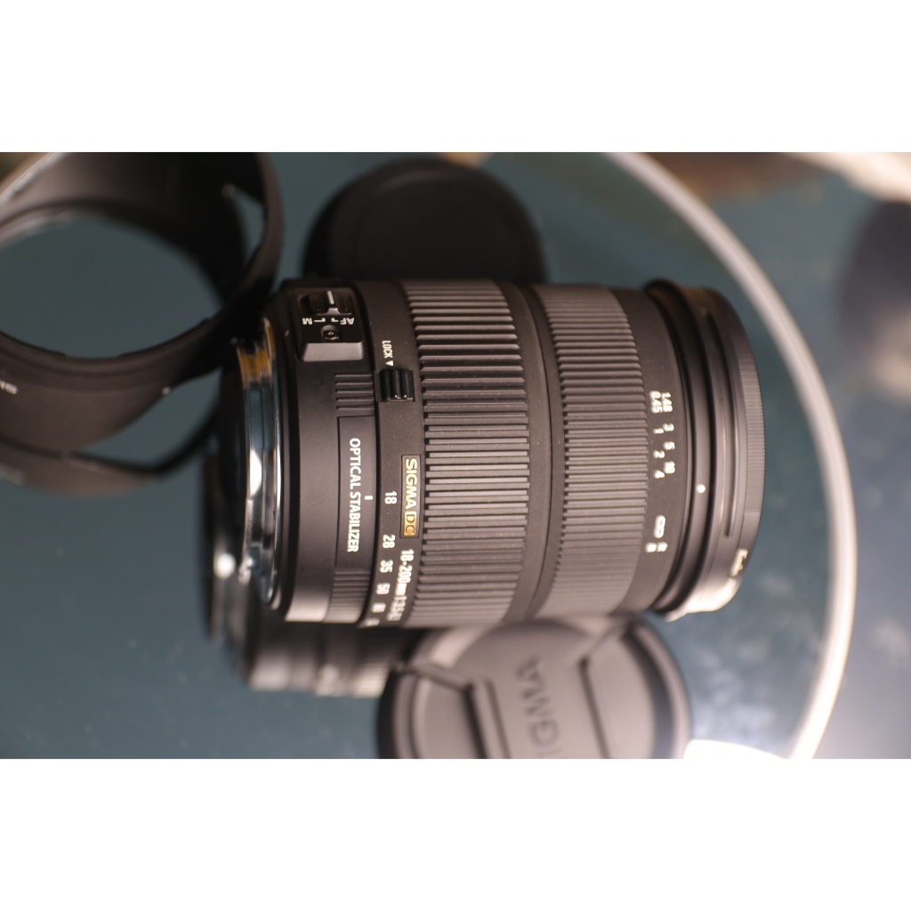 lens canon Sigma 18-200mm f/3.5-6.3 DC OS for Canon ef-s (Tình trạng kính 97% có 1 điểm mốc thấu kính lớn)