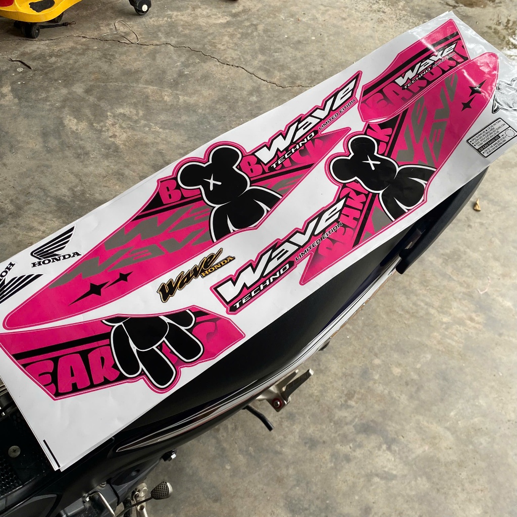 Tem Dán Xe Wave Alpha 3 Lớp Mẫu Tem Gấu Bearbrick Màu Hồng Dán Wave 50/100/110 - Tem Xe Máy