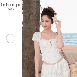 Áo Croptop Nữ Viền Ren LA BOUTIQUE Thiết Kế Vạt Nhọn Vải Xô Thêu Hoa-A089