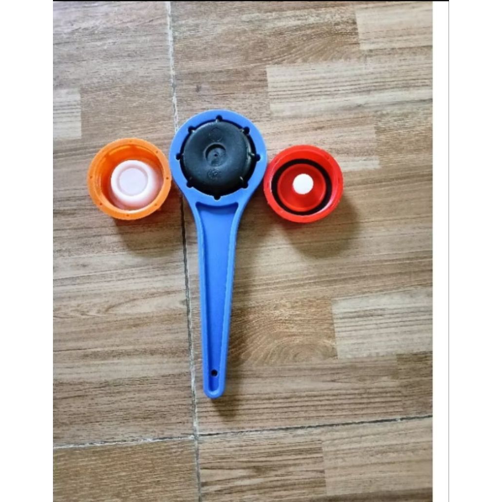 1 cây mở nắp can 20l,25l,30l chất liệu nhựa